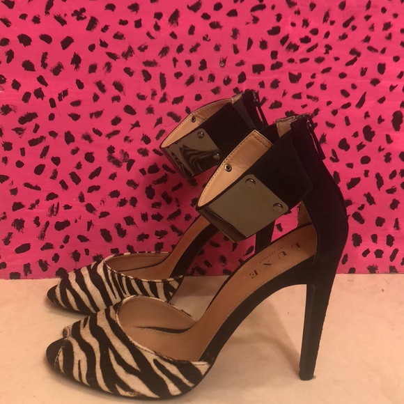 Zebra fur heels! Luxury lightly used!🦓 - Picture 4 of 4